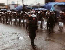 Mexican police on a rainy day, ready to contain street vendors from one of the most conflictive areas of Mexico City, the Tacubaya neighborhood.