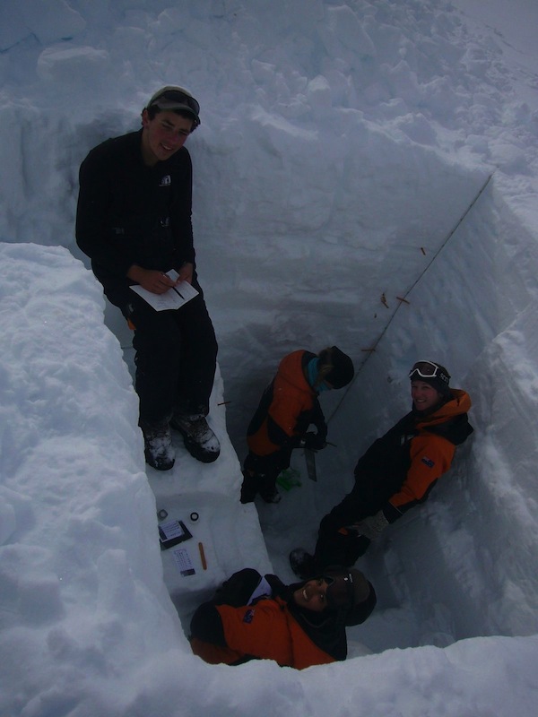 Digging snow pits in Antarctica to measure the accumulation of snow in recent years and measure changes in its density as it is compressed until it forms ice. Photo: Jay McKenzie
