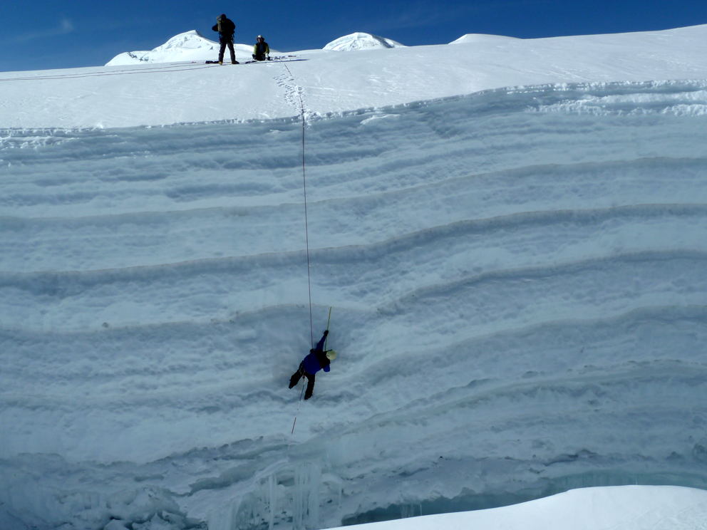 Measurement of snow and firn layers on Suyuparina glacier, southern Peru. Photo: Christian Huggel.